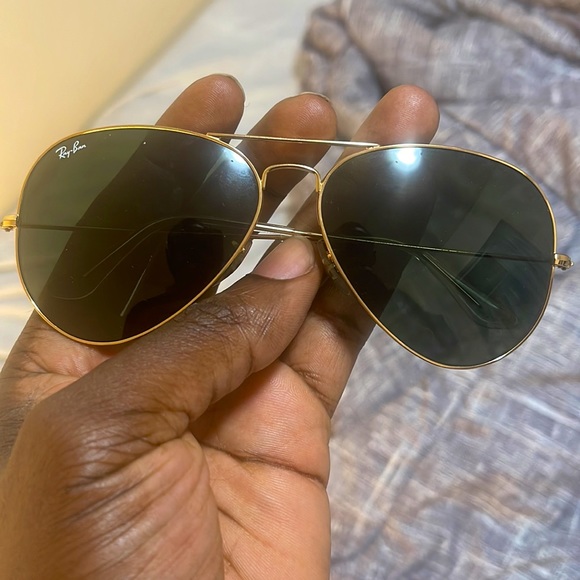 Ray ban aviator kinda new, worn like twice …. It’s authentic 💯 - Picture 2 of 6